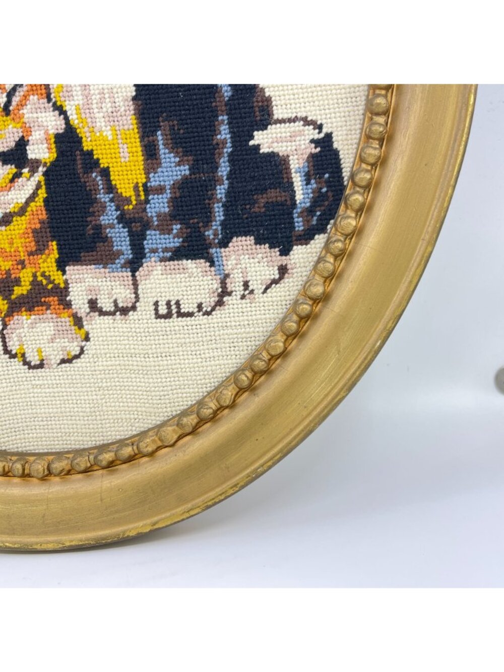 vintage hand-stitched needlepoint kitten artwork in gold oval frame - Picture 8 of 12